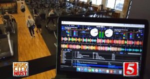 Academia oferece DJ ao vivo para motivar os treinos
