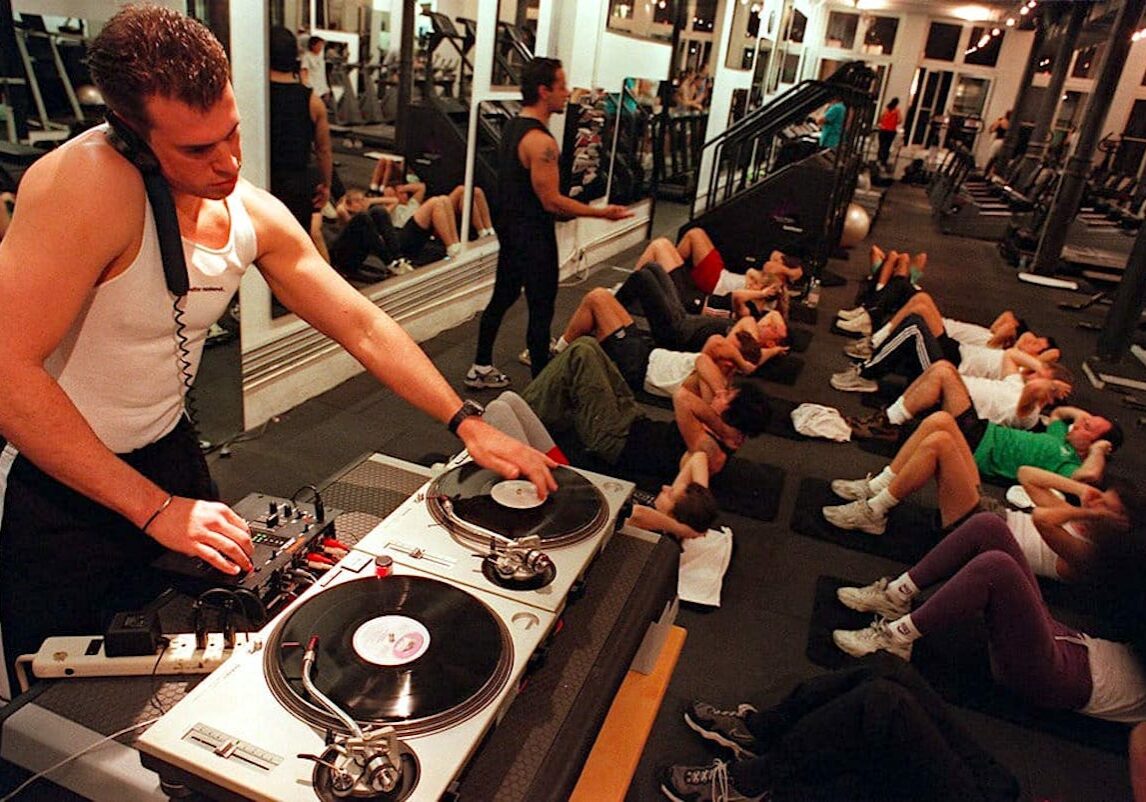 Academia com DJ ao vivo na David Barton gym em 1997